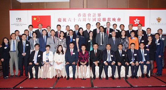 殷曉靜出席香港會(huì)計(jì)界慶國(guó)慶聯(lián)歡晚會(huì)