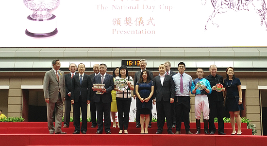 楊健出席香港賽馬會(huì)國(guó)慶日賽馬活動(dòng)