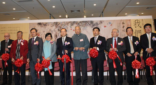 楊健為第二屆“我們愛(ài)和平——兩岸四地名家書畫展”剪彩