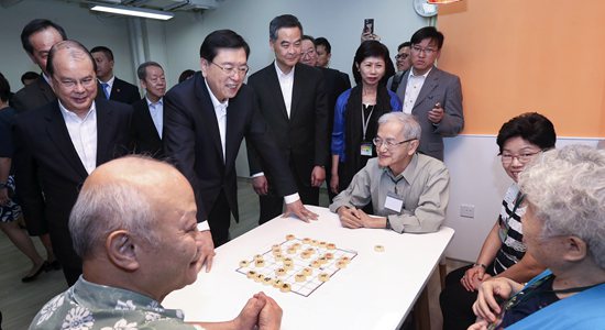 張德江視察香港福利機(jī)構(gòu)和資助房屋項(xiàng)目