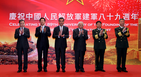張曉明等出席駐港部隊(duì)?wèi)c祝建軍89周年招待酒會(huì)