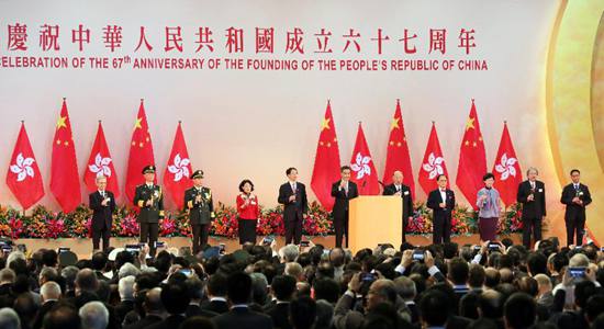 張曉明等辦領(lǐng)導(dǎo)出席特區(qū)政府國(guó)慶67周年升旗儀式和慶祝酒會(huì)