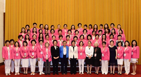 仇鴻率香港各界婦女聯(lián)合協(xié)進(jìn)會(huì)代表團(tuán)訪問(wèn)北京