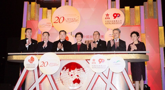何靖出席香港跨年倒數(shù)煙花音樂(lè)匯演活動(dòng)