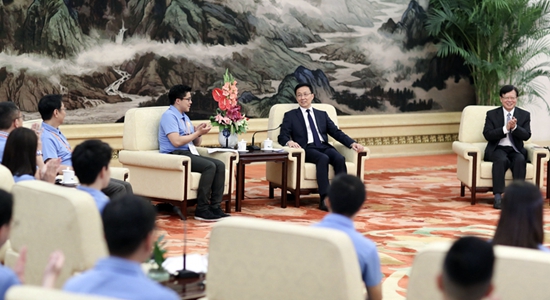 韓正會(huì)見香港各界青年代表訪問(wèn)團(tuán)并座談