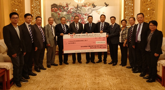 何靖代表我辦接受3家機(jī)構(gòu)向潮汕災(zāi)區(qū)捐贈(zèng)善款