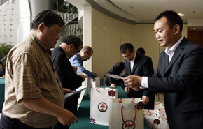 來賓領(lǐng)取紀念品