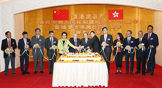 仇鴻出席香港旅游界國(guó)慶69周年暨國(guó)家改革開放40周年聯(lián)歡晚宴
