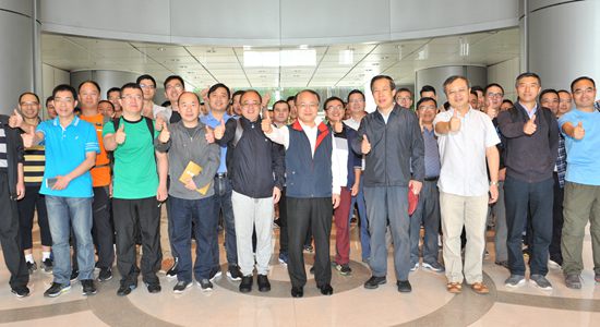 中央駐港機(jī)構(gòu)和中資企業(yè)義工隊(duì)到麥理浩徑清理山路