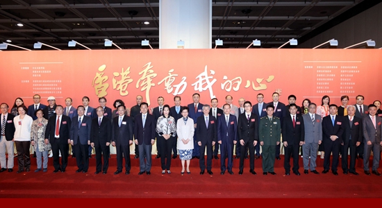 楊健、陳冬出席“香港牽動(dòng)我的心”美術(shù)創(chuàng)作展開幕式