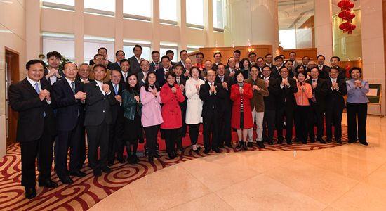 香港中聯(lián)辦負(fù)責(zé)人與立法會(huì)議員共賀新春