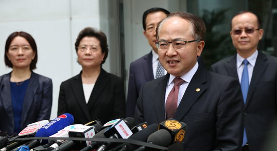 王志民就激進(jìn)示威者圍堵香港中聯(lián)辦大樓會(huì)見傳媒