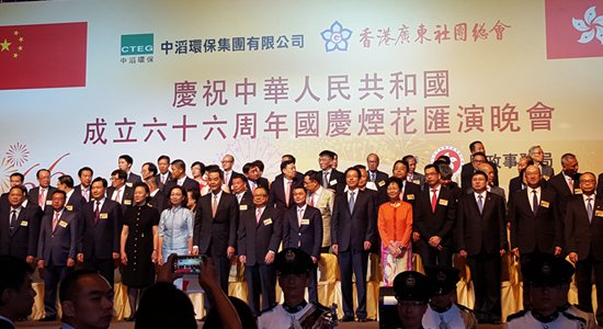 張曉明林武出席香港特區(qū)國(guó)慶煙花匯演晚會(huì)