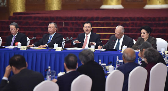 張德江看望港澳地區(qū)全國(guó)政協(xié)委員并參加討論